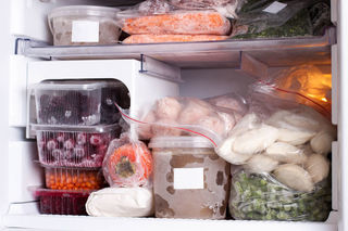 is it ok to freeze food in plastic containers